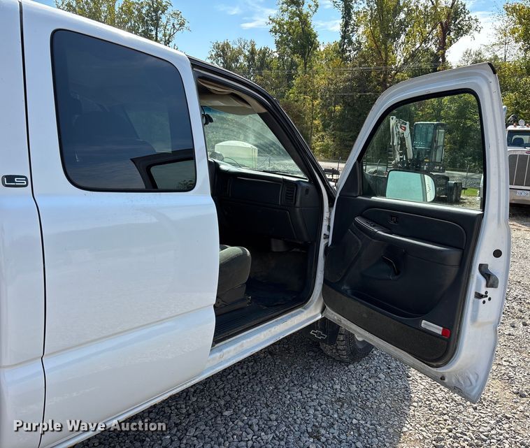 image for item DU1426 2004 Chevrolet Silverado 2500HD Ext. Cab pickup truck