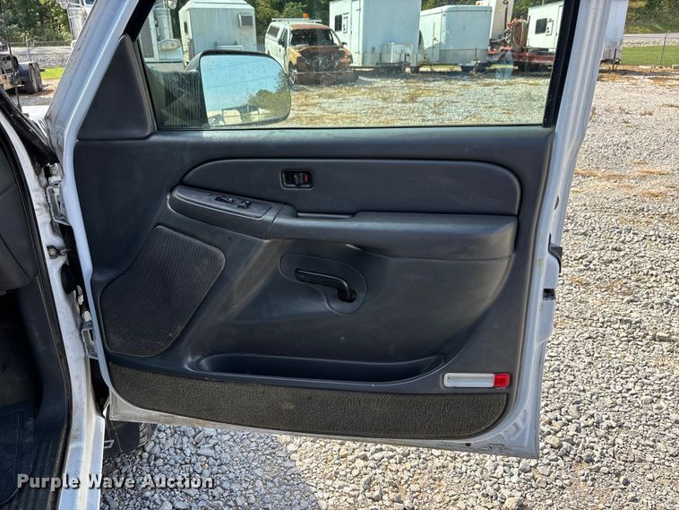 image for item DU1426 2004 Chevrolet Silverado 2500HD Ext. Cab pickup truck