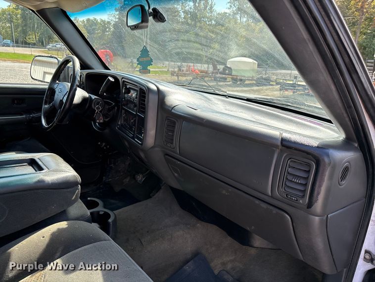 image for item DU1426 2004 Chevrolet Silverado 2500HD Ext. Cab pickup truck