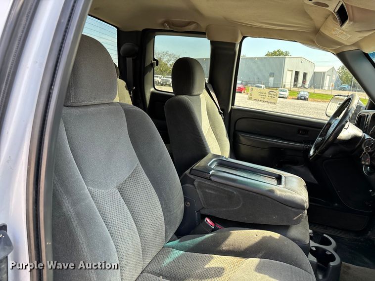 image for item DU1426 2004 Chevrolet Silverado 2500HD Ext. Cab pickup truck