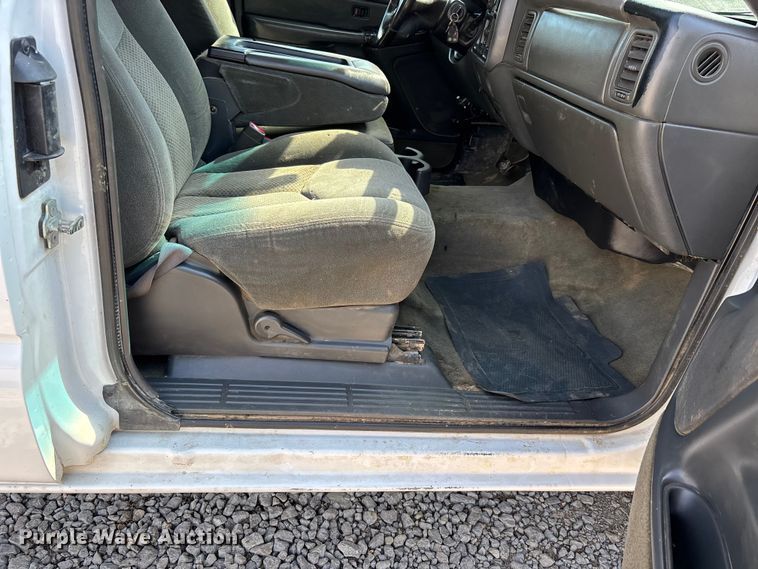 image for item DU1426 2004 Chevrolet Silverado 2500HD Ext. Cab pickup truck