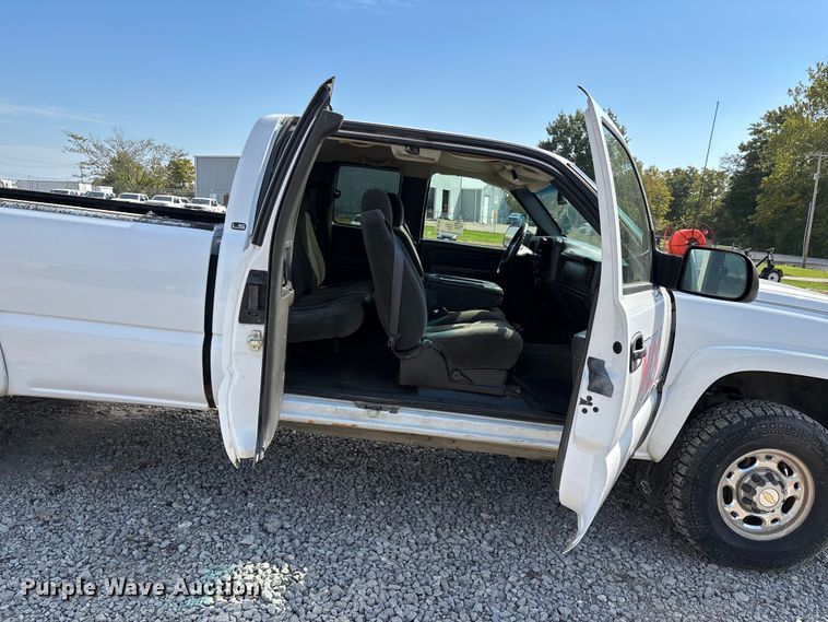 image for item DU1426 2004 Chevrolet Silverado 2500HD Ext. Cab pickup truck