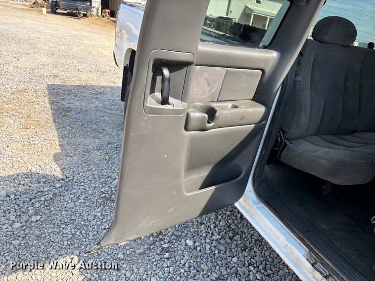 image for item DU1426 2004 Chevrolet Silverado 2500HD Ext. Cab pickup truck