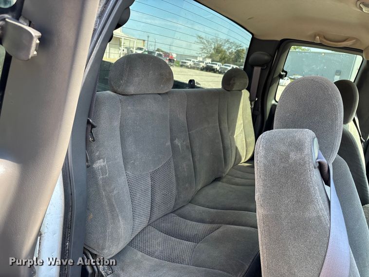 image for item DU1426 2004 Chevrolet Silverado 2500HD Ext. Cab pickup truck