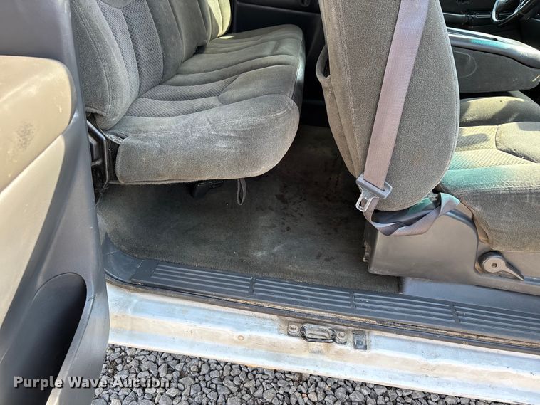 image for item DU1426 2004 Chevrolet Silverado 2500HD Ext. Cab pickup truck