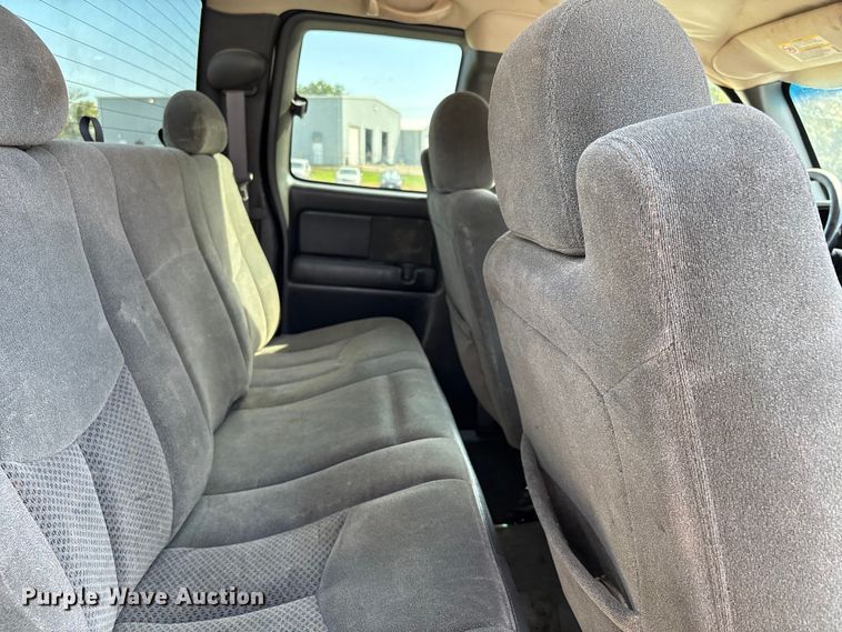 image for item DU1426 2004 Chevrolet Silverado 2500HD Ext. Cab pickup truck