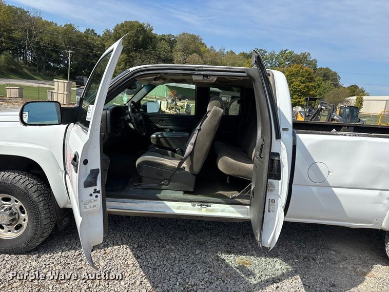 image for item DU1426 2004 Chevrolet Silverado 2500HD Ext. Cab pickup truck