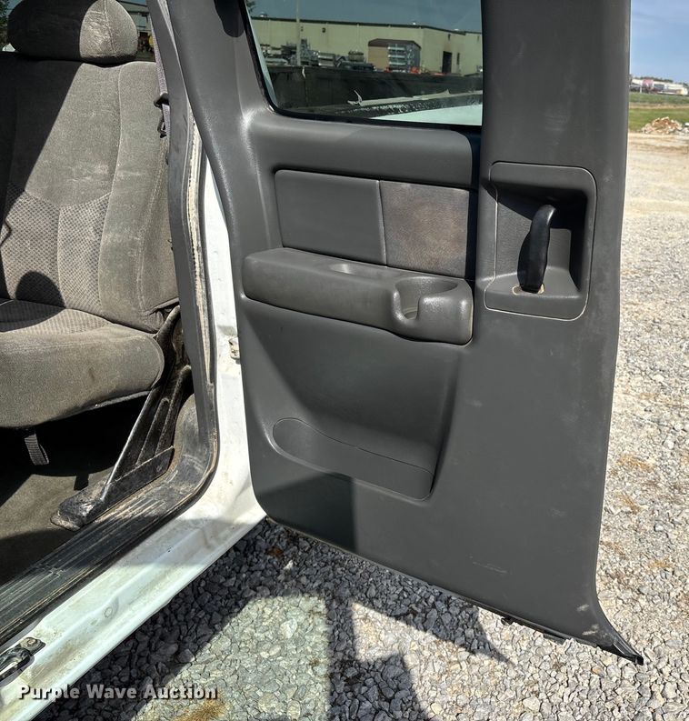 image for item DU1426 2004 Chevrolet Silverado 2500HD Ext. Cab pickup truck