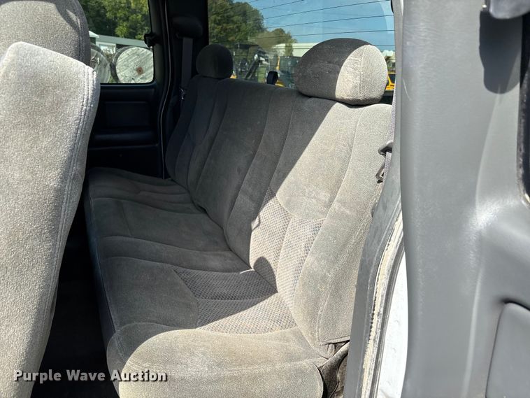 image for item DU1426 2004 Chevrolet Silverado 2500HD Ext. Cab pickup truck