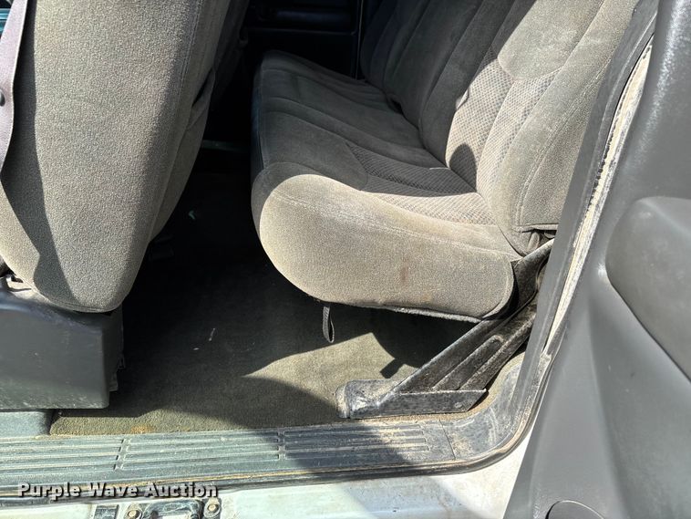 image for item DU1426 2004 Chevrolet Silverado 2500HD Ext. Cab pickup truck