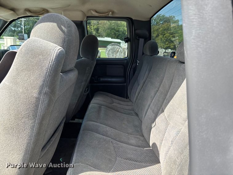 image for item DU1426 2004 Chevrolet Silverado 2500HD Ext. Cab pickup truck
