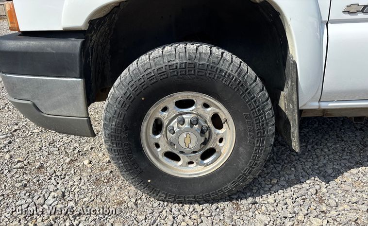 image for item DU1426 2004 Chevrolet Silverado 2500HD Ext. Cab pickup truck