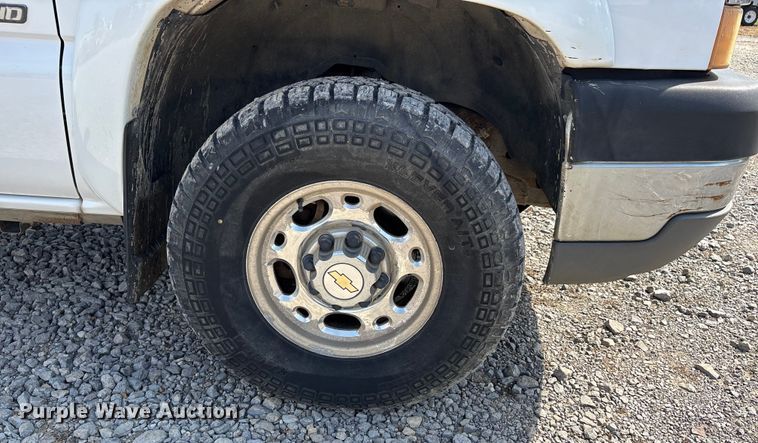 image for item DU1426 2004 Chevrolet Silverado 2500HD Ext. Cab pickup truck