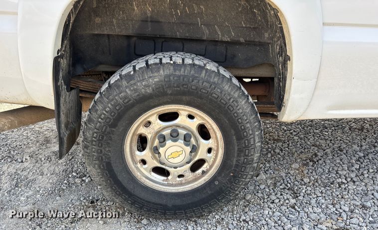 image for item DU1426 2004 Chevrolet Silverado 2500HD Ext. Cab pickup truck