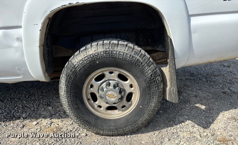 image for item DU1426 2004 Chevrolet Silverado 2500HD Ext. Cab pickup truck