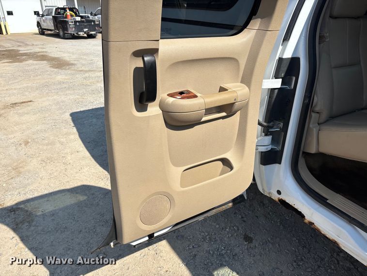 image for item DU1428 2007 Chevrolet Silverado 2500HD Ext. Cab pickup truck