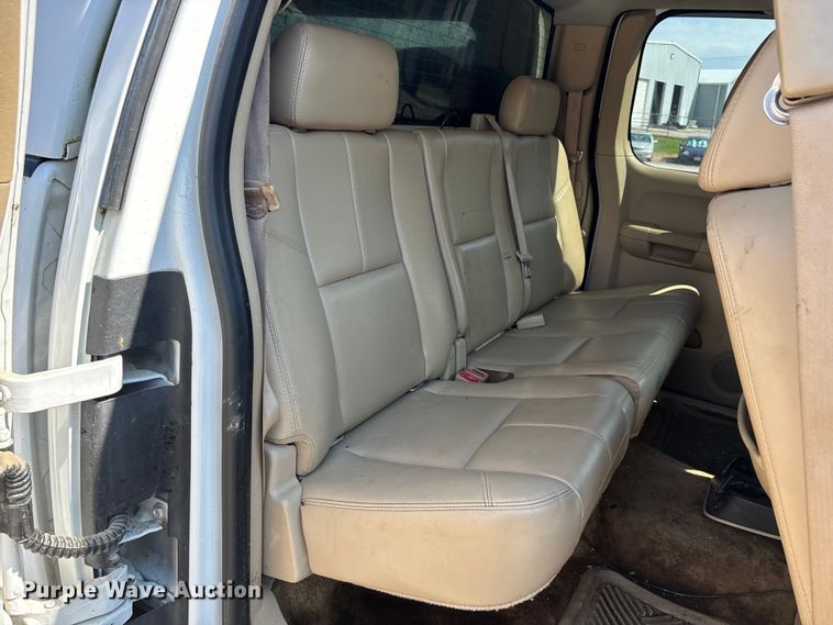 image for item DU1428 2007 Chevrolet Silverado 2500HD Ext. Cab pickup truck