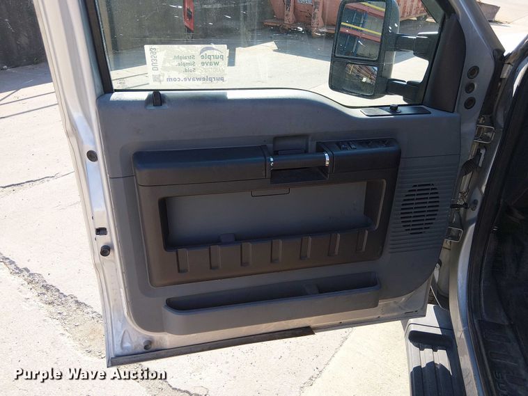 image for item DU3593 2014 Ford F350 Super Duty flatbed pickup truck