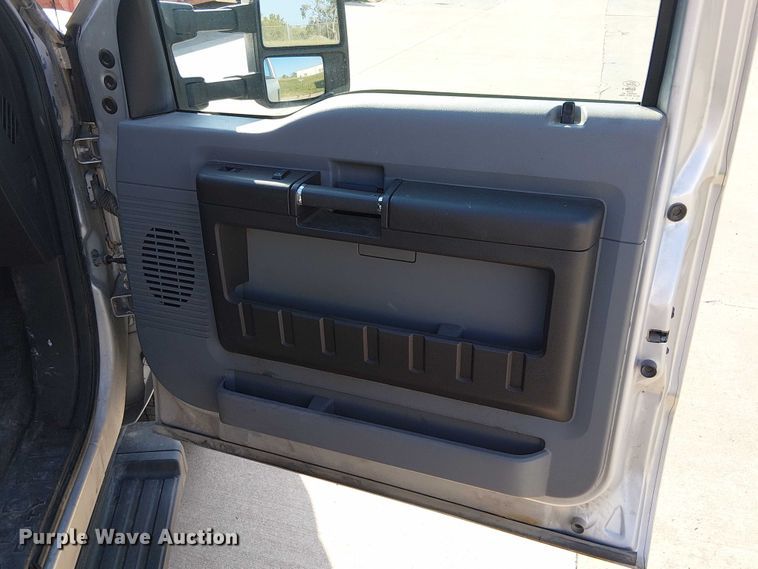 image for item DU3593 2014 Ford F350 Super Duty flatbed pickup truck