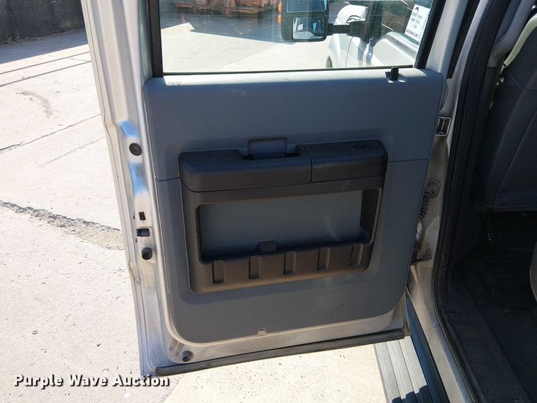 image for item DU3593 2014 Ford F350 Super Duty flatbed pickup truck