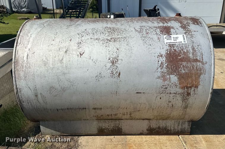 image for item DW4256 Approximately 500 gallon diesel tank