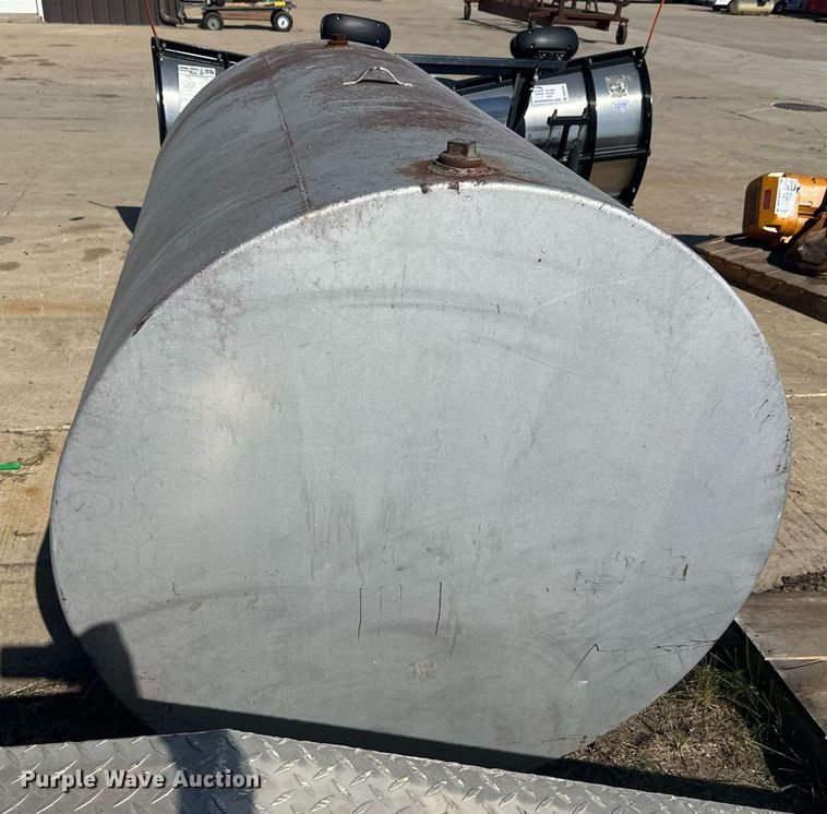 image for item DW4256 Approximately 500 gallon diesel tank