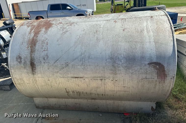 image for item DW4256 Approximately 500 gallon diesel tank