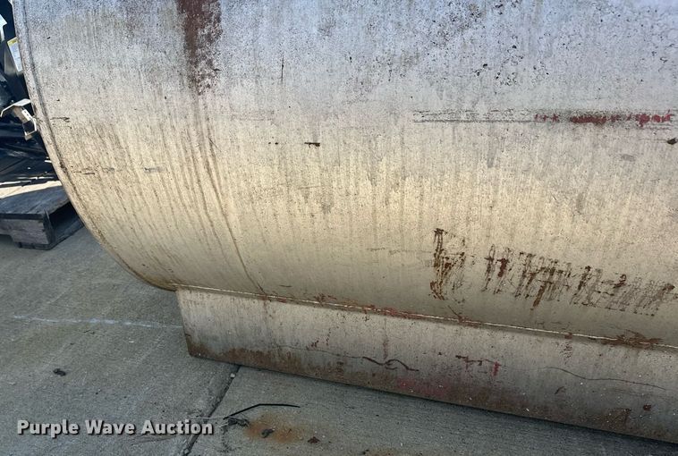 image for item DW4256 Approximately 500 gallon diesel tank