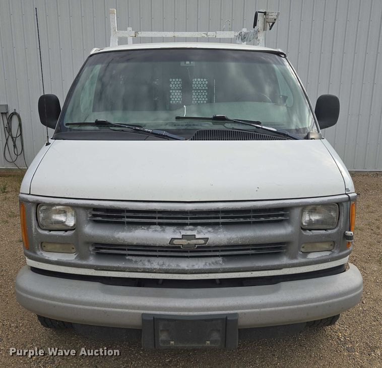 image for item DY1300 2000 Chevrolet Express 2500 van