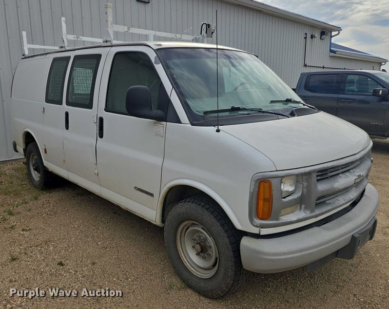 image for item DY1300 2000 Chevrolet Express 2500 van