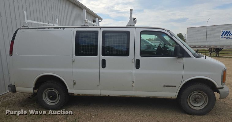 image for item DY1300 2000 Chevrolet Express 2500 van