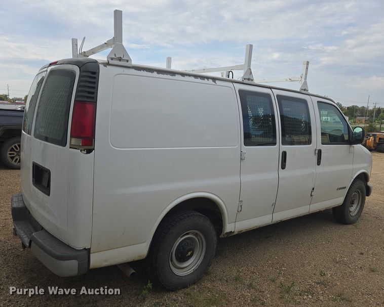 image for item DY1300 2000 Chevrolet Express 2500 van