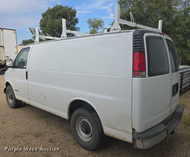 image for item DY1300 2000 Chevrolet Express 2500 van
