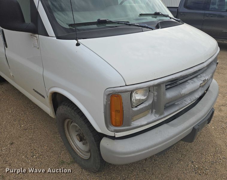 image for item DY1300 2000 Chevrolet Express 2500 van