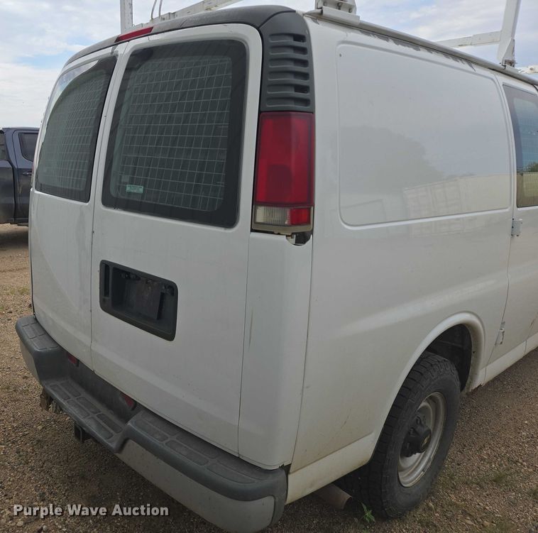 image for item DY1300 2000 Chevrolet Express 2500 van
