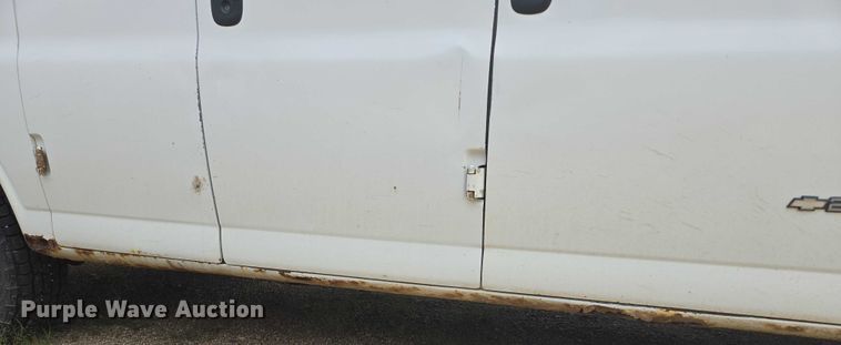 image for item DY1300 2000 Chevrolet Express 2500 van