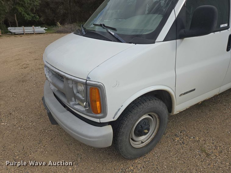 image for item DY1300 2000 Chevrolet Express 2500 van