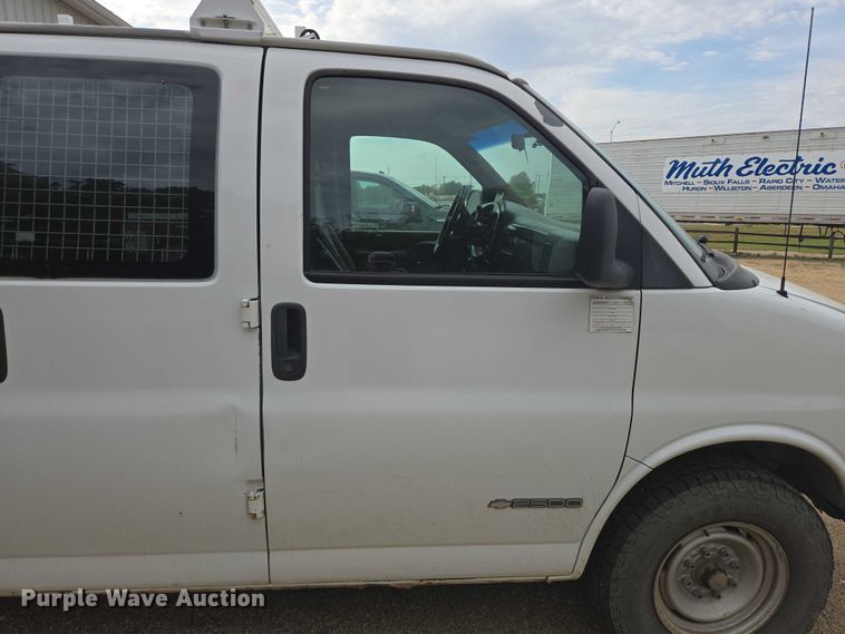 image for item DY1300 2000 Chevrolet Express 2500 van