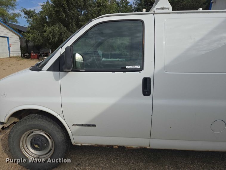 image for item DY1300 2000 Chevrolet Express 2500 van