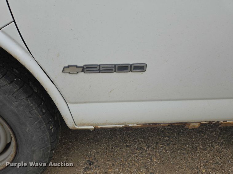 image for item DY1300 2000 Chevrolet Express 2500 van