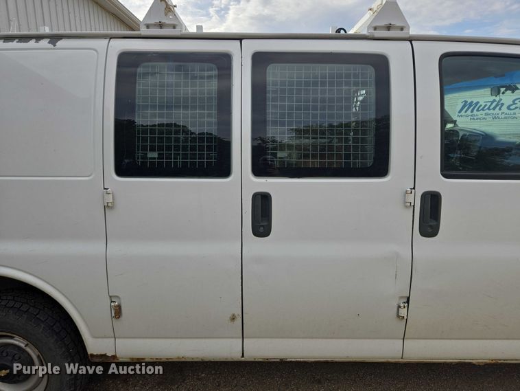 image for item DY1300 2000 Chevrolet Express 2500 van