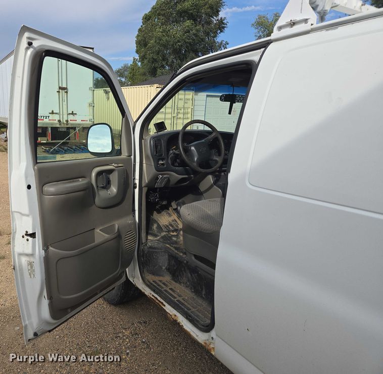 image for item DY1300 2000 Chevrolet Express 2500 van