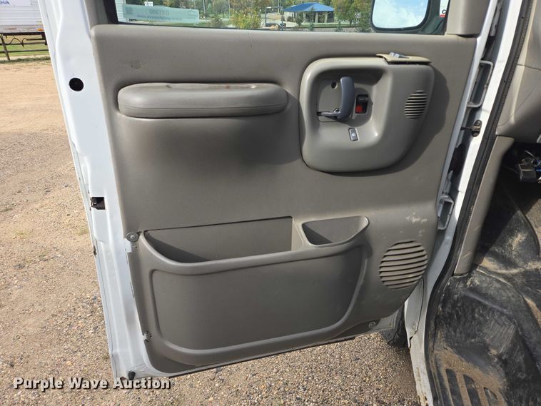 image for item DY1300 2000 Chevrolet Express 2500 van