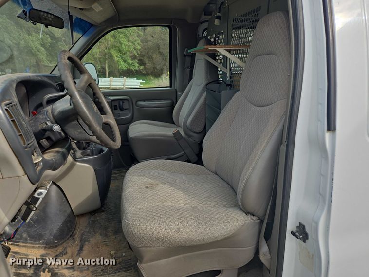 image for item DY1300 2000 Chevrolet Express 2500 van