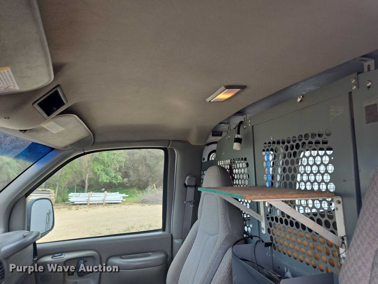 image for item DY1300 2000 Chevrolet Express 2500 van