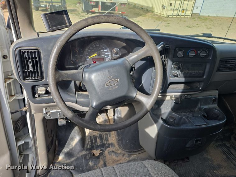 image for item DY1300 2000 Chevrolet Express 2500 van