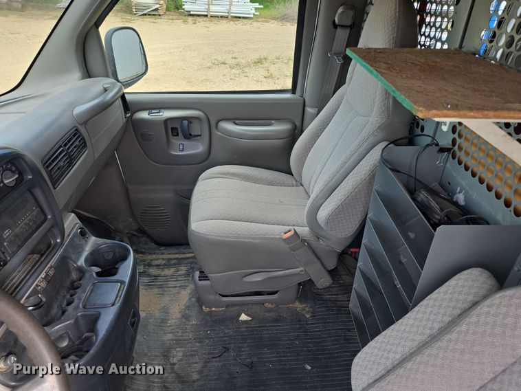 image for item DY1300 2000 Chevrolet Express 2500 van