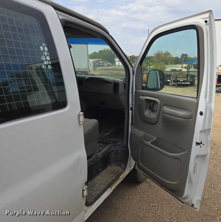 image for item DY1300 2000 Chevrolet Express 2500 van