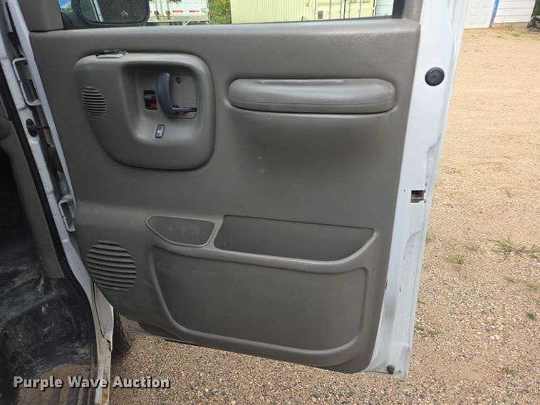 image for item DY1300 2000 Chevrolet Express 2500 van