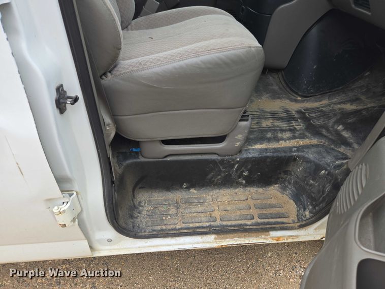 image for item DY1300 2000 Chevrolet Express 2500 van